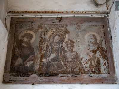 Salendo le scale che conducono al terrazzino veniamo poi rapiti da una grande edicola della Madonna di Costantinopoli con ai lati Sant�Antonio e San Rocco posta su una parete. Si tratta di un olio su rame di Michele Montrone, grande artista �sacro� attivo tra la fine dell�800 e l�inizio del 900